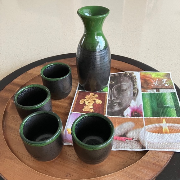 VINTAGE, JAPANESE CERAMIC sake set, carafe and 4 cups, dark grey/black and green - Picture 5 of 5
